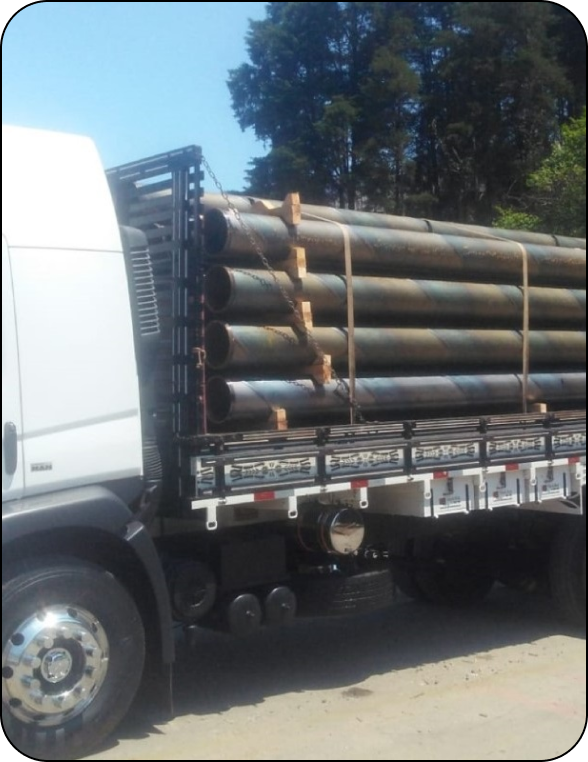 Caminhão transportando material da empresa Alvenius